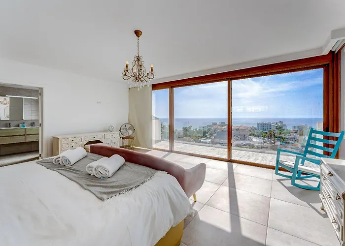 فيلة Fabulous Contemporary 5 Bedroom With Private Heated Pool, Sleeps Max 13