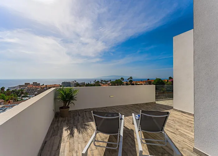 Villa Fabulous Contemporary 5 Bedroom With Private Heated Pool, Sleeps Max 13 *