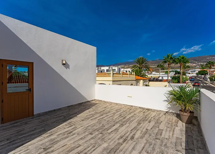 Fabulous Contemporary 5 Bedroom With Private Heated Pool, Sleeps Max 13