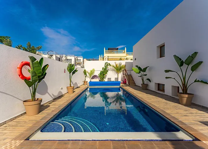 Villa Fabulous Contemporary 5 Bedroom With Private Heated Pool, Sleeps Max 13