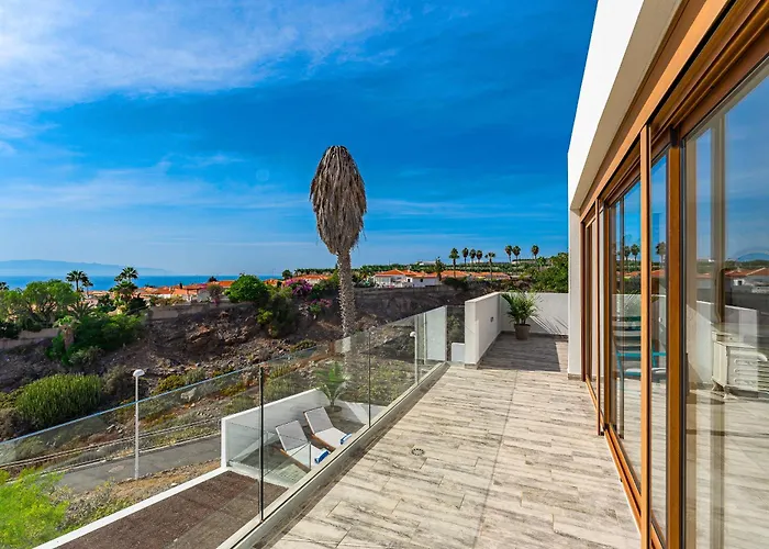 Fabulous Contemporary 5 Bedroom With Private Heated Pool, Sleeps Max 13 Villa Callao Salvaje