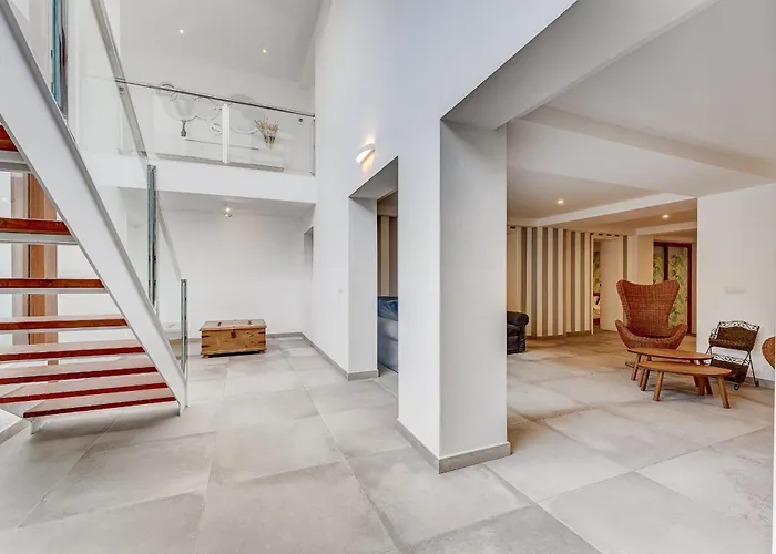 Fabulous Contemporary 5 Bedroom With Private Heated Pool, Sleeps Max 13 ヴィラ *