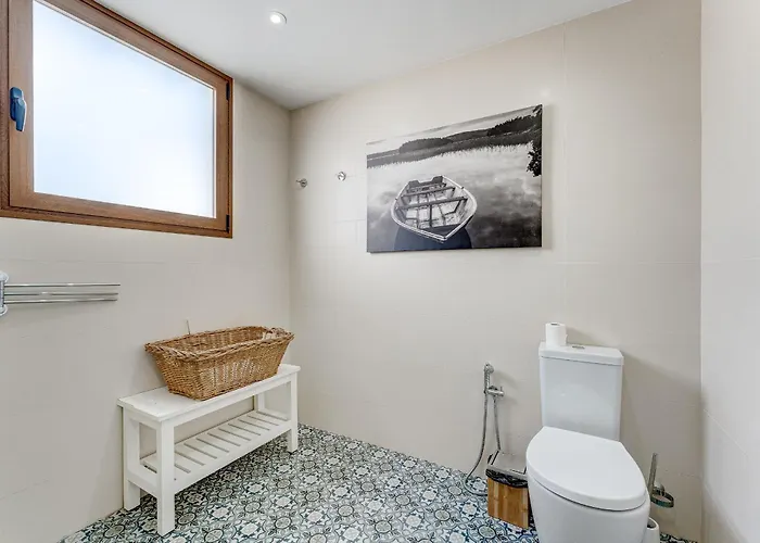 Fabulous Contemporary 5 Bedroom With Private Heated Pool, Sleeps Max 13 ヴィラ *