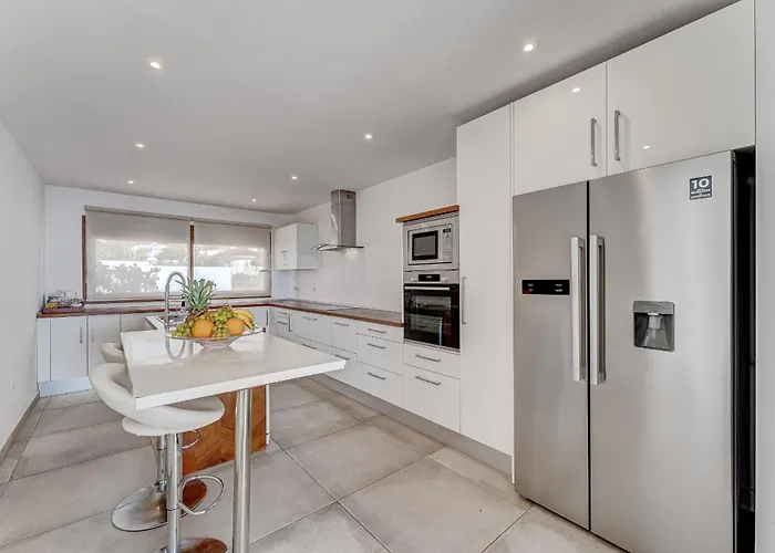 Fabulous Contemporary 5 Bedroom With Private Heated Pool, Sleeps Max 13 ヴィラ *