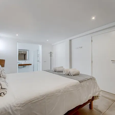 Fabulous Contemporary 5 Bedroom With Private Heated Pool, Sleeps Max 13 * Кальяо-Сальвахе