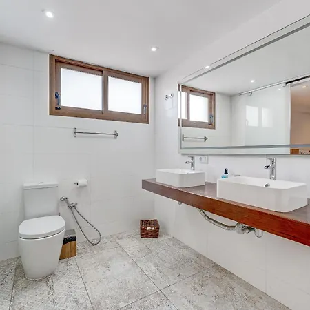 Fabulous Contemporary 5 Bedroom With Private Heated Pool, Sleeps Max 13 Кальяо-Сальвахе