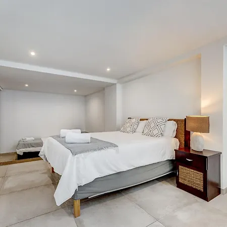 Вилла Fabulous Contemporary 5 Bedroom With Private Heated Pool, Sleeps Max 13