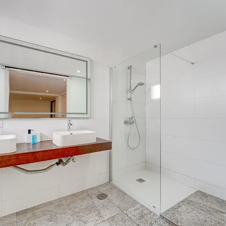 Fabulous Contemporary 5 Bedroom With Private Heated Pool, Sleeps Max 13 Кальяо-Сальвахе