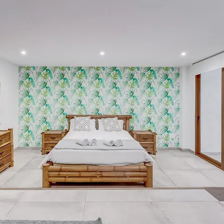 Вилла Fabulous Contemporary 5 Bedroom With Private Heated Pool, Sleeps Max 13 Кальяо-Сальвахе