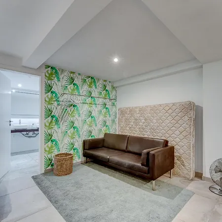 Fabulous Contemporary 5 Bedroom With Private Heated Pool, Sleeps Max 13 *