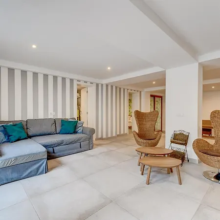 Fabulous Contemporary 5 Bedroom With Private Heated Pool, Sleeps Max 13 Кальяо-Сальвахе