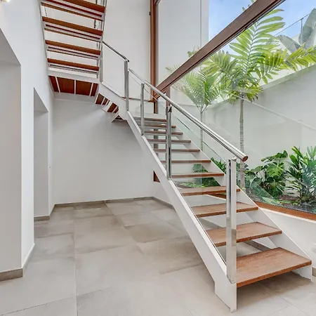 Fabulous Contemporary 5 Bedroom With Private Heated Pool, Sleeps Max 13 Кальяо-Сальвахе