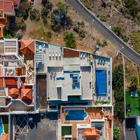 Fabulous Contemporary 5 Bedroom With Private Heated Pool, Sleeps Max 13 Вилла *