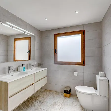 Fabulous Contemporary 5 Bedroom With Private Heated Pool, Sleeps Max 13 Вилла *