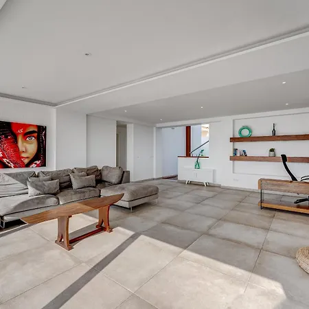 Вилла Fabulous Contemporary 5 Bedroom With Private Heated Pool, Sleeps Max 13 Кальяо-Сальвахе