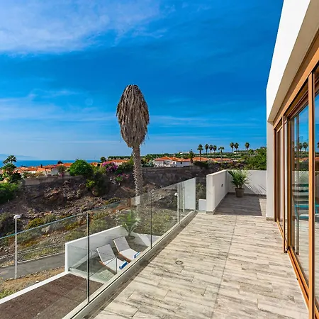 Fabulous Contemporary 5 Bedroom With Private Heated Pool, Sleeps Max 13 Вилла Кальяо-Сальвахе