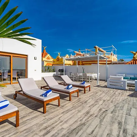 Fabulous Contemporary 5 Bedroom With Private Heated Pool, Sleeps Max 13 Вилла