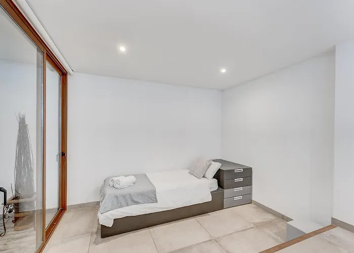 Fabulous Contemporary 5 Bedroom With Private Heated Pool, Sleeps Max 13 *