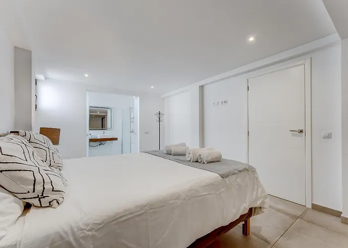 Fabulous Contemporary 5 Bedroom With Private Heated Pool, Sleeps Max 13 * Кальяо-Сальвахе