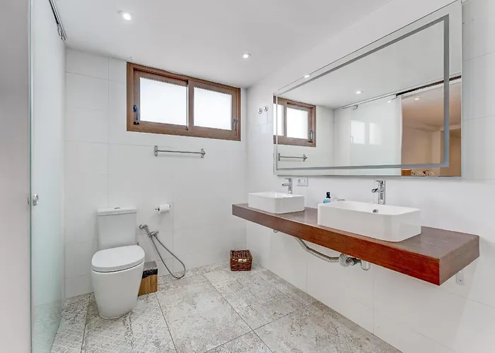 Fabulous Contemporary 5 Bedroom With Private Heated Pool, Sleeps Max 13 Кальяо-Сальвахе