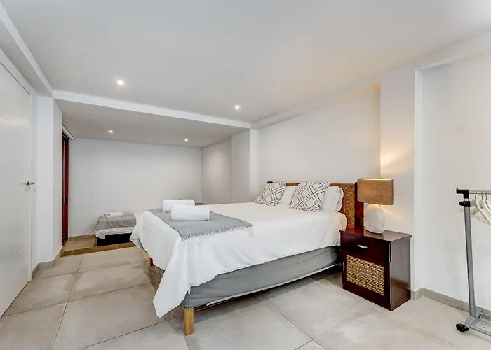 Вилла Fabulous Contemporary 5 Bedroom With Private Heated Pool, Sleeps Max 13