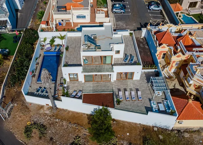 Fabulous Contemporary 5 Bedroom With Private Heated Pool, Sleeps Max 13 Вилла Кальяо-Сальвахе