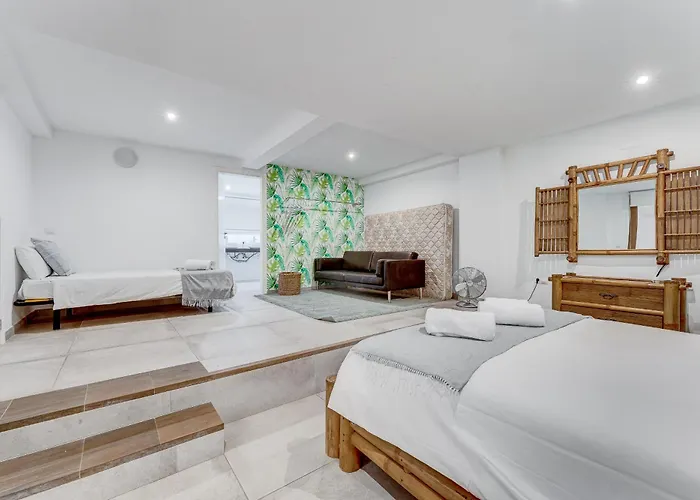 Fabulous Contemporary 5 Bedroom With Private Heated Pool, Sleeps Max 13