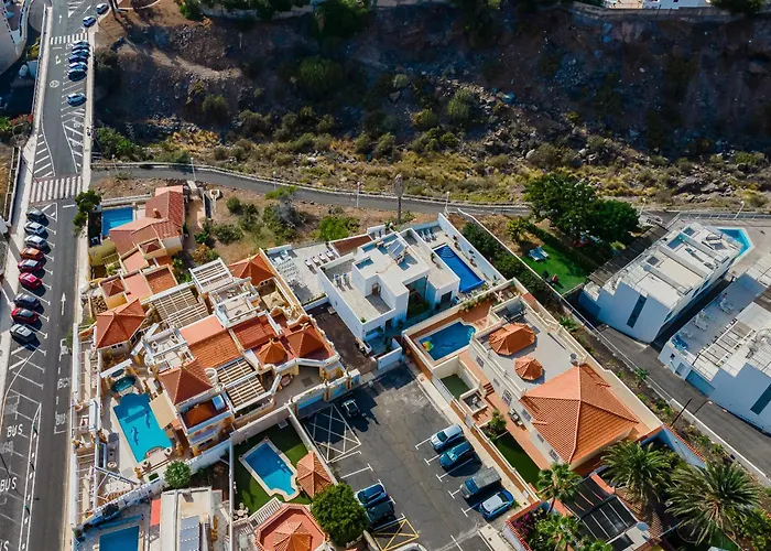 Fabulous Contemporary 5 Bedroom With Private Heated Pool, Sleeps Max 13 Вилла *