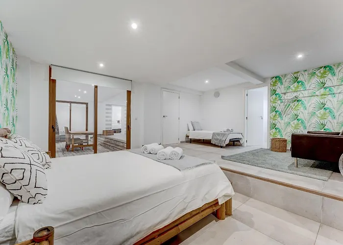 Fabulous Contemporary 5 Bedroom With Private Heated Pool, Sleeps Max 13 *