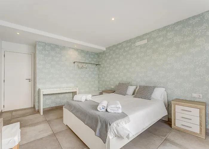 Вилла Fabulous Contemporary 5 Bedroom With Private Heated Pool, Sleeps Max 13 *