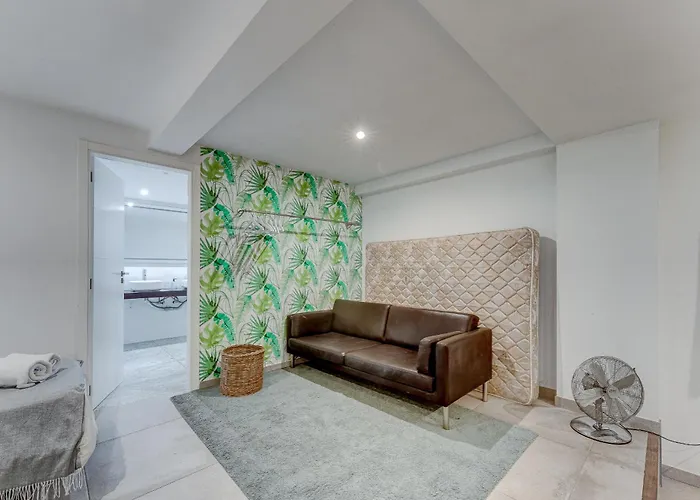 Fabulous Contemporary 5 Bedroom With Private Heated Pool, Sleeps Max 13 *