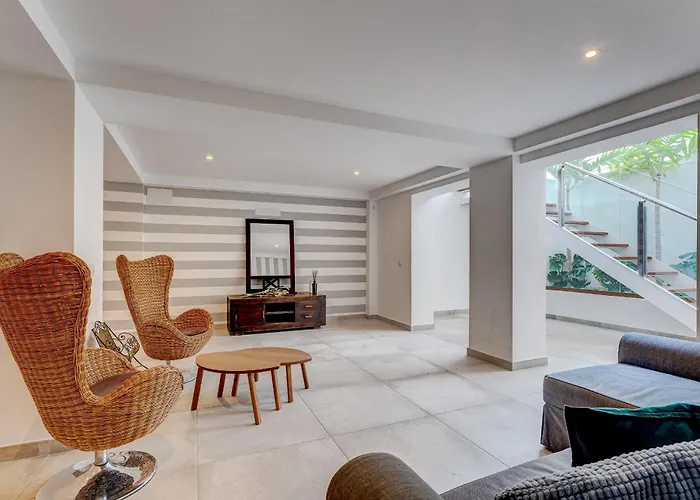 Вилла Fabulous Contemporary 5 Bedroom With Private Heated Pool, Sleeps Max 13 Кальяо-Сальвахе