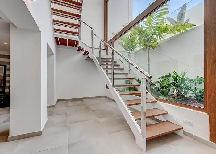 Fabulous Contemporary 5 Bedroom With Private Heated Pool, Sleeps Max 13 Кальяо-Сальвахе