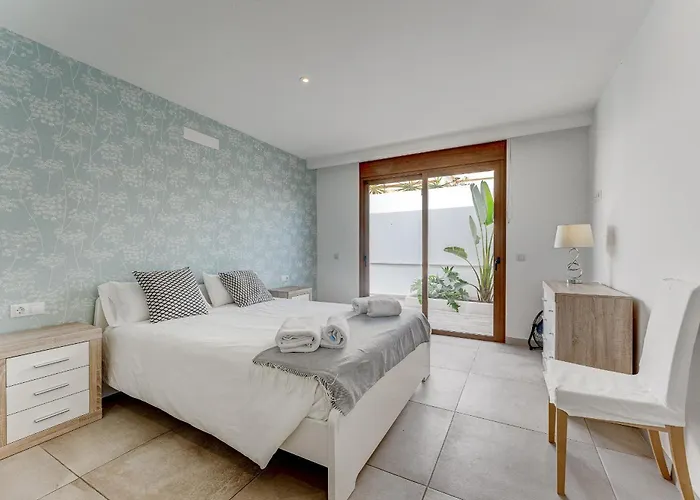 Fabulous Contemporary 5 Bedroom With Private Heated Pool, Sleeps Max 13 Вилла Кальяо-Сальвахе