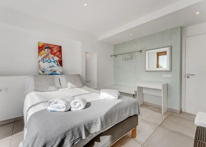 Fabulous Contemporary 5 Bedroom With Private Heated Pool, Sleeps Max 13 *