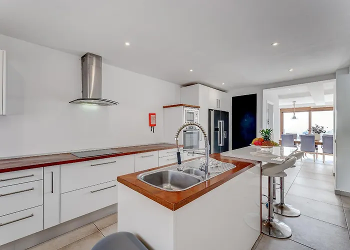 Вилла Fabulous Contemporary 5 Bedroom With Private Heated Pool, Sleeps Max 13 Кальяо-Сальвахе