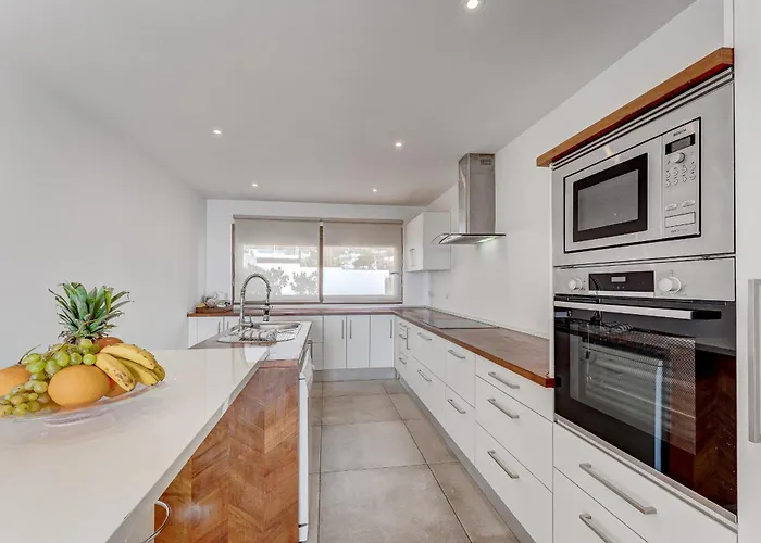 Fabulous Contemporary 5 Bedroom With Private Heated Pool, Sleeps Max 13 * Кальяо-Сальвахе