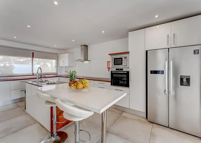 Fabulous Contemporary 5 Bedroom With Private Heated Pool, Sleeps Max 13 Вилла