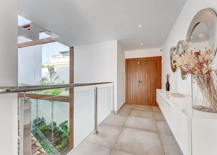 Fabulous Contemporary 5 Bedroom With Private Heated Pool, Sleeps Max 13 *