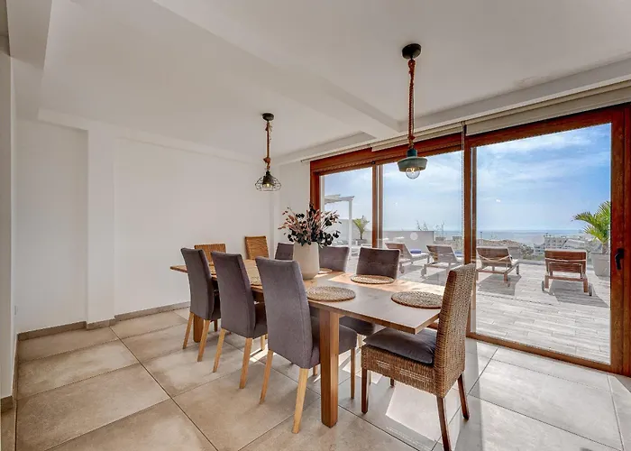 Вилла Fabulous Contemporary 5 Bedroom With Private Heated Pool, Sleeps Max 13 Кальяо-Сальвахе