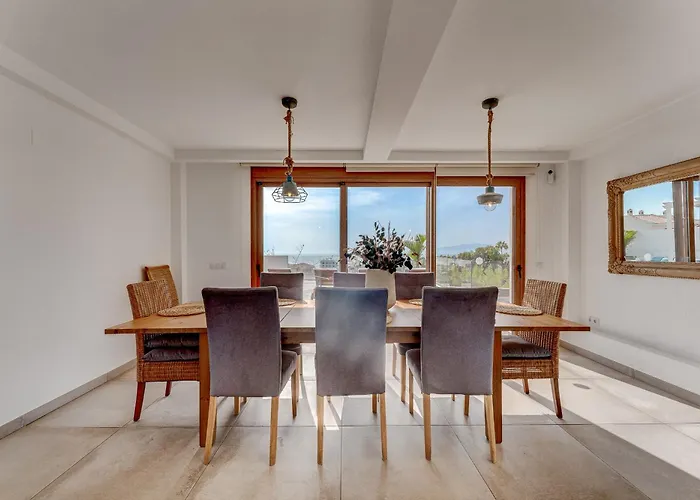 Fabulous Contemporary 5 Bedroom With Private Heated Pool, Sleeps Max 13 Кальяо-Сальвахе