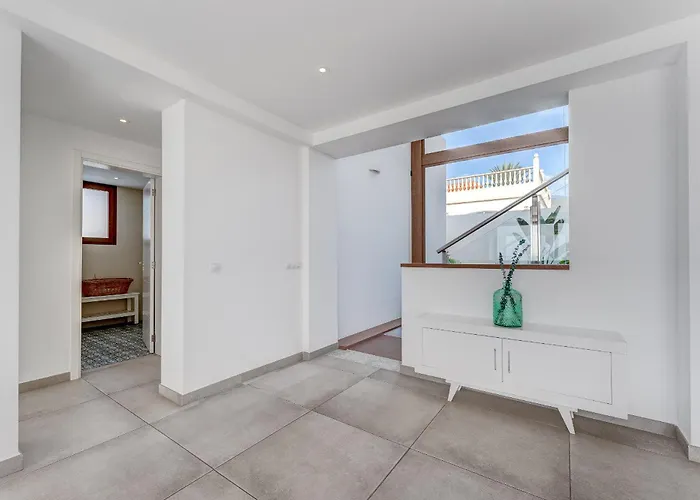 Fabulous Contemporary 5 Bedroom With Private Heated Pool, Sleeps Max 13 Вилла