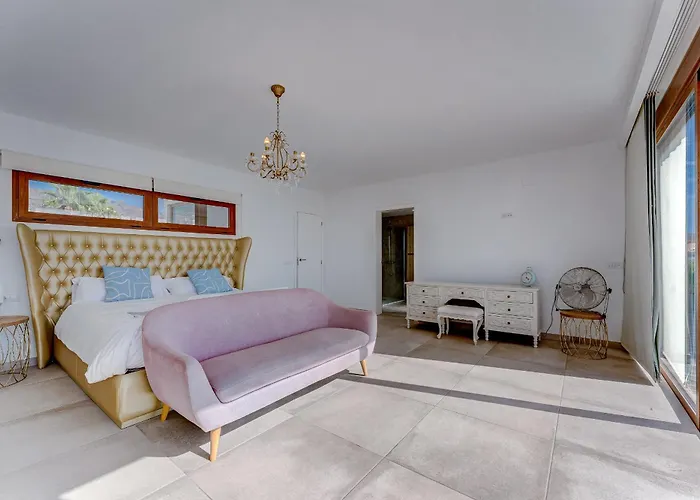 Fabulous Contemporary 5 Bedroom With Private Heated Pool, Sleeps Max 13 * Кальяо-Сальвахе