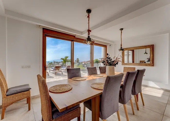 Fabulous Contemporary 5 Bedroom With Private Heated Pool, Sleeps Max 13 Кальяо-Сальвахе