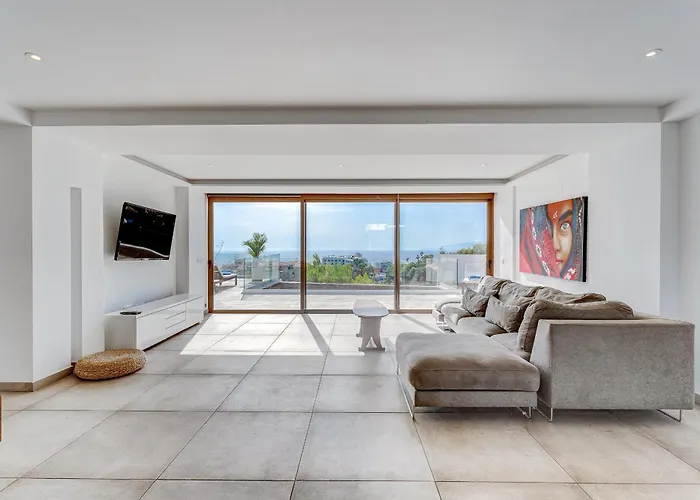 Fabulous Contemporary 5 Bedroom With Private Heated Pool, Sleeps Max 13 *