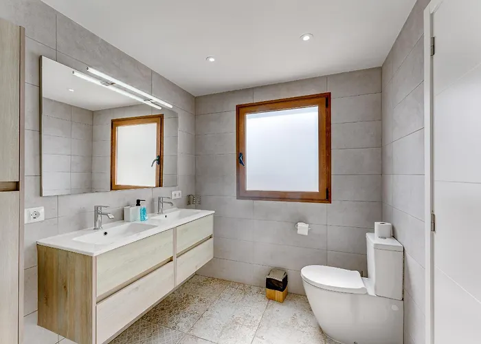 Fabulous Contemporary 5 Bedroom With Private Heated Pool, Sleeps Max 13 Вилла *