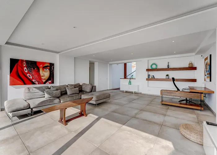 Вилла Fabulous Contemporary 5 Bedroom With Private Heated Pool, Sleeps Max 13 Кальяо-Сальвахе