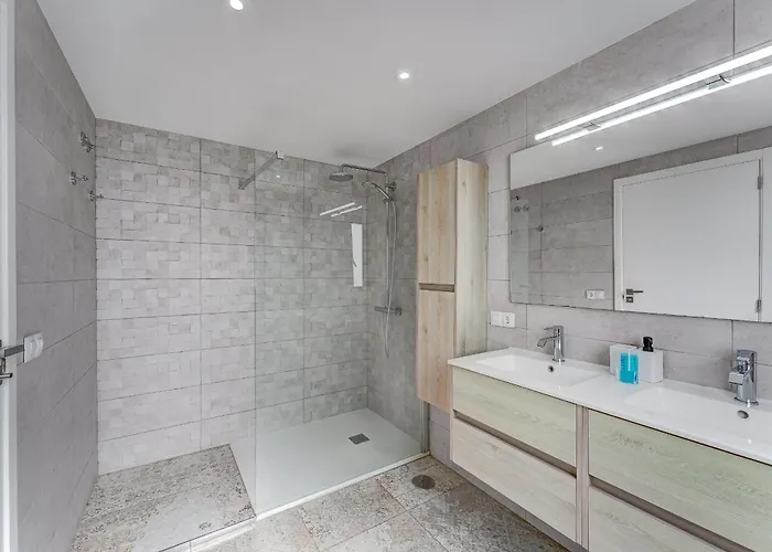 Fabulous Contemporary 5 Bedroom With Private Heated Pool, Sleeps Max 13 Кальяо-Сальвахе