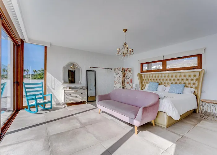 Fabulous Contemporary 5 Bedroom With Private Heated Pool, Sleeps Max 13 *