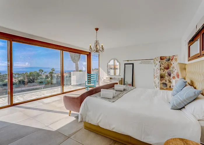 Fabulous Contemporary 5 Bedroom With Private Heated Pool, Sleeps Max 13